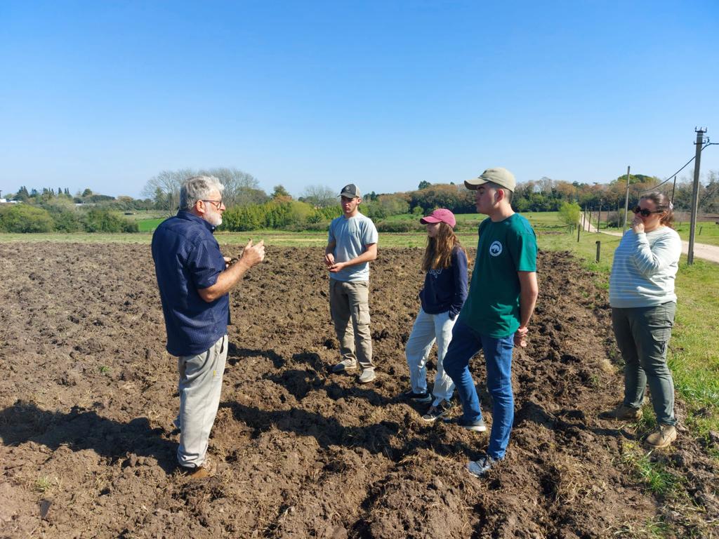 Alumnos de 1ero, 3ero y 6to de Agronomía visitaron el Centro Emmanuel