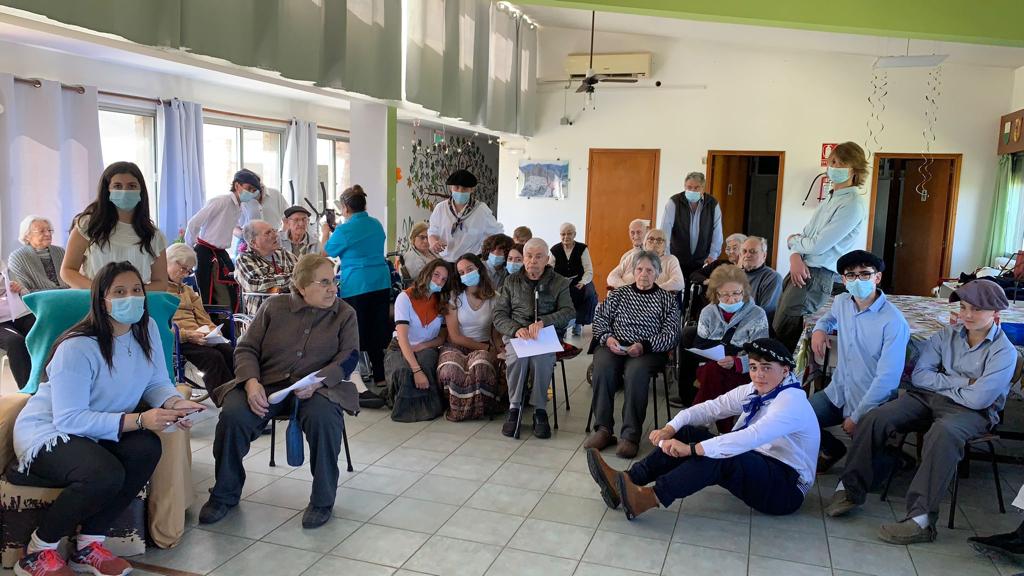 Alumnos de 3er año visitaron las instalaciones del Hogar Pro bienestar del Anciano de Nueva Helvecia