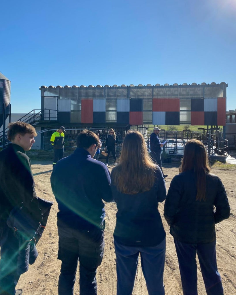 Alumnos de Liceo Los Olivos en Escuela Superior de Lechería de Colonia Suiza