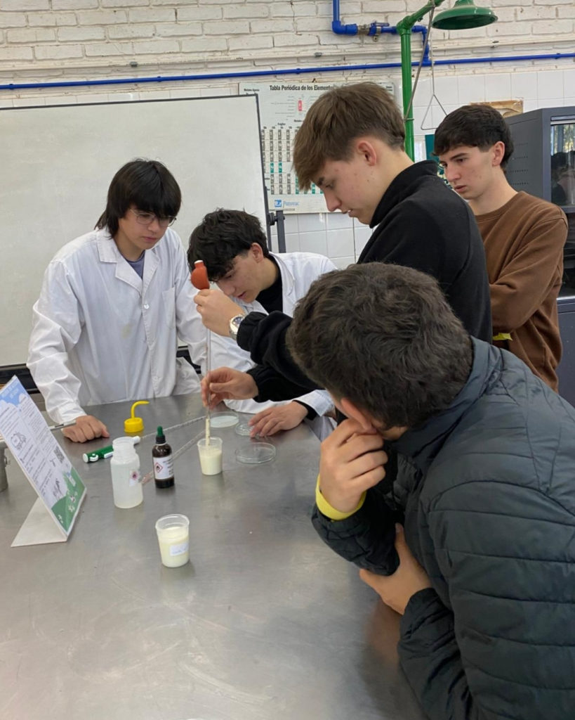 Alumnos de Liceo Los Olivos en laboratorio de Escuela Superior de Lechería de Colonia Suiza